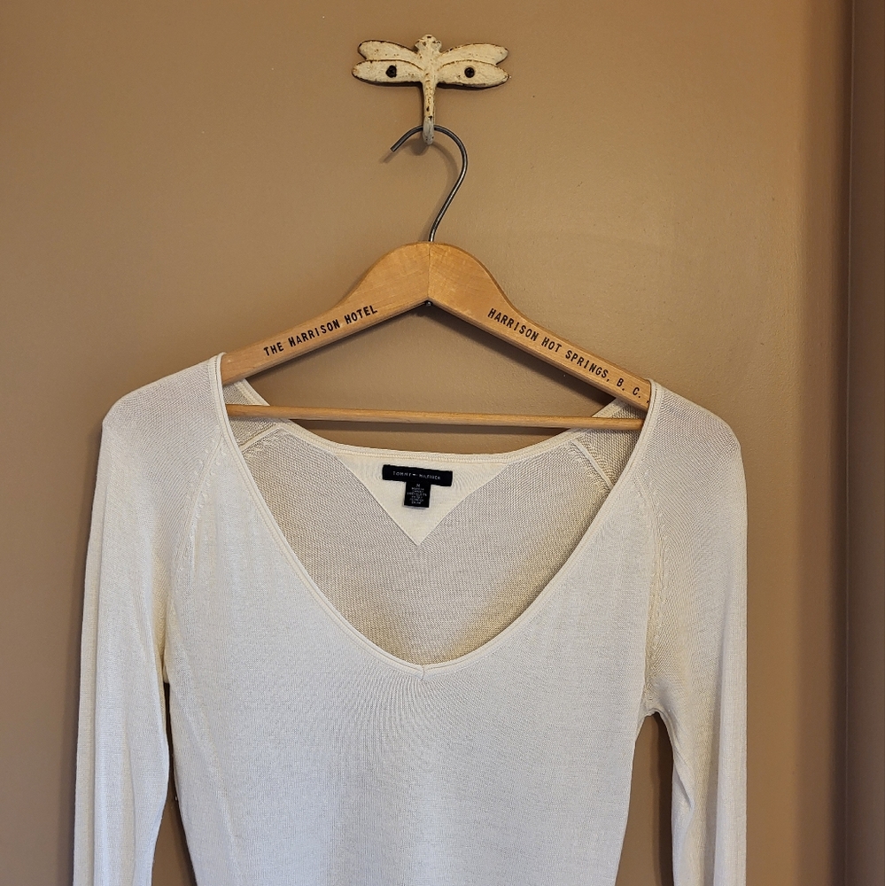 Tommy Hilfiger. Deep v-neck light silk knit sweater. Off white. M.